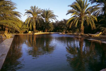 La piscina del Amellal, construida a orillas del lago Siwa, está rodeada de palmeras y olivos.