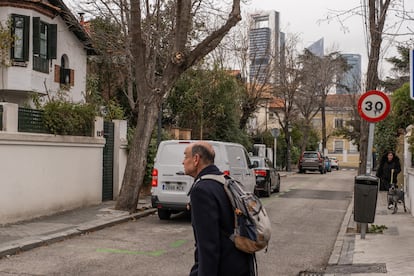 Un hombre pasea por la colonia los Cármenes en Madrid.