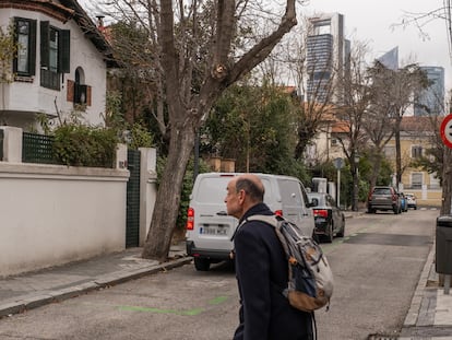 Un hombre pasea por la colonia los Cármenes en Madrid.