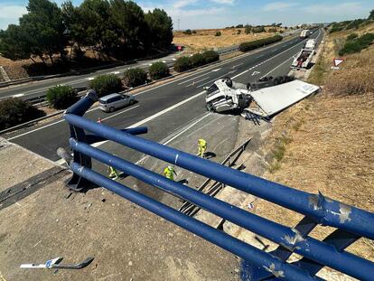 Accidente de un camión que cayó desde un paso elevado en la A-4 a la altura de Carmona (Sevilla), el 22 de junio.