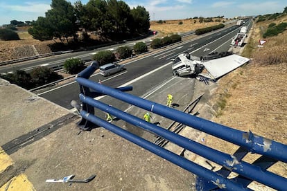 Accidente de un camión que cayó desde un paso elevado en la A-4 a la altura de Carmona (Sevilla), el 22 de junio.
