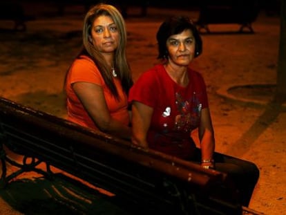 Carmen Torrico (izquierda), boliviana de origen, y su cuñada María Elsa, han sido tratadas de chagas en Valencia.