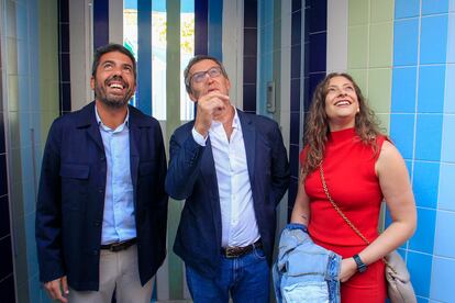 El presidente de la Comunitat Valenciana, Carlos Mazón, el líder del PP, Alberto Núñez Feijóo, y la vicesecretaria de Educación y Salud, Esther Muñoz, visitan una escuela infantil de la ciudad de Alicante, este lunes.