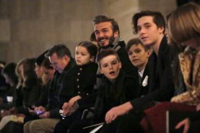 David Beckham y sus hijos Harper, Cruz, Romeo y Brooklyn en la presentación de la nueva colección de la marca de Victoria en la semana de la moda de Nueva York. Fue en febrero de 2016.