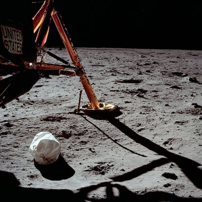 A las 3.56, hora peninsular española, Amstrong puso su pie izquierdo en la superficie lunar; a las 04.16 era el turno de Buzz Aldrin. Esta fue la primera fotografía tomada por Amstrong en la Luna (Foto: NASA).