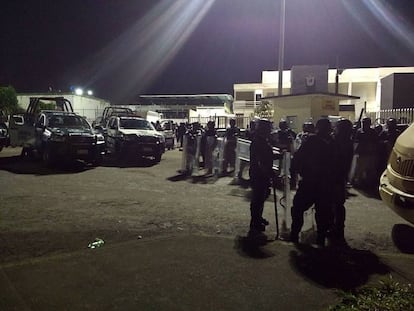 Policiais Federais montam guarda nas imediações do presídio de La Toma.