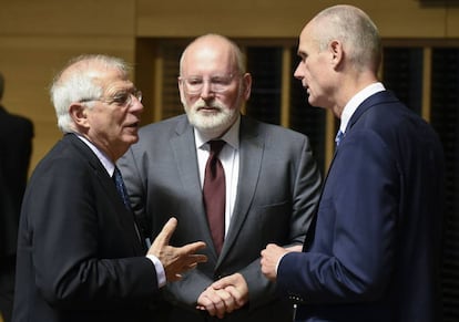 El ministro de Exteriores español, Josep Borrell, conversa con su homólogo holandés, Stef Blok (d), y el vicepresidente de la Comisión, Frans Timmermans, en Luxemburgo, este martes.