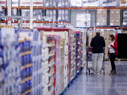 os clientes de Costco compran en el hipermercado de Getafe (Madrid)