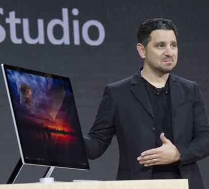 <p><strong>Panos Panay</strong> es vicepresidente de Microsoft y el hombre detrás de Surface, los ordenadores con los que la compañía de Redmond está volviendo a ganar fuerza en su batalla contra Apple. El Pasado octubre Panay presentaba el Surface Studio (el ordenador de la imagen) en el Microsoft Event, justo un día antes de que Apple diese a conocer sus novedades. La apuesta de Panay es un ordenador de alto rendimiento con pantalla táctil y que puede reclinarse y volverse una especie de tablet gigante si el trabajo lo requiere. Además, incluye una especie de disco que permite interactuar con programas como Photoshop de una forma no vista antes. El evento se completó con la presentación de una actualización de Windows 10 para “creadores” que explora las posibilidades del sistema operativo en 3D a través de realidad virtual o aumentada. Panay es el carismático reflejo del regreso de la compañía de Bill Gates al futuro.</p>