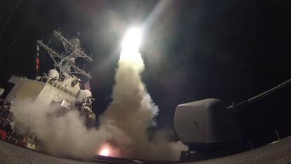  El destructor estadounidense USS Porter lanza un misil contra Siria, hoy.