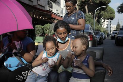 Theresa, madre keniana de 33 años, ha llevado a sus hijos Malak y Christiano a la protesta frente al consulado.