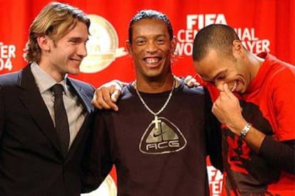 El brasileño del Barcelona ha superado a Henry (a su izq.) y a Shevchenko.