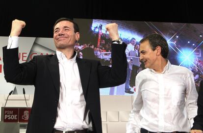 José Luis Rodríguez Zapatero junto a Tomás Gómez, durante un mitin de precampaña electoral del PSOE en Alcalá de Henares (Madrid), el 10 de abril de 2011.