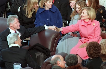 El presidente Bill Clinton toma la mano de su esposa, Hillary, en su toma de posesión, en enero de 1997.