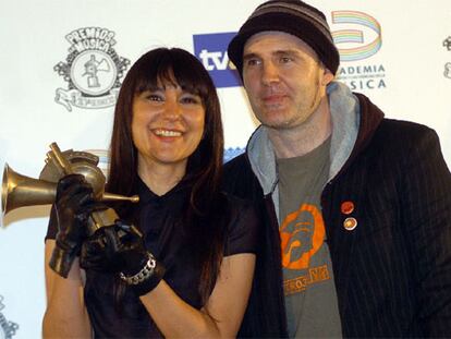 Los componentes del grupo Amaral, Eva Amaral (i) y Juan Aguirre, posan con el premio "Mejor canción", por su tema <i>Días de verano</i>, durante la X Edición de los Premios de la Música.
