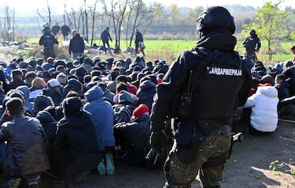 Un policía serbio vigila a un grupo de migrantes detenidos en Horgos (Serbia) el pasado 25 de noviembre, en una imagen cedida por el Ministerio de Interior del país.