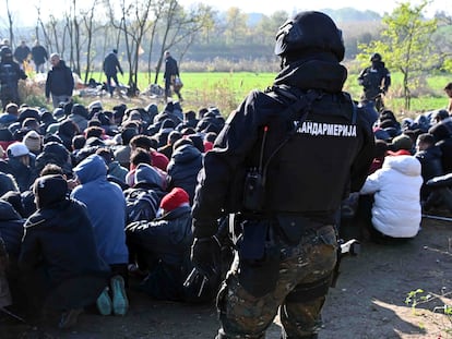 Un policía serbio vigila a un grupo de migrantes detenidos en Horgos (Serbia) el pasado 25 de noviembre, en una imagen cedida por el Ministerio de Interior del país.