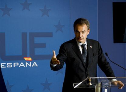 El presidente del Gobierno, José Luis Rodríguez Zapatero, durante la rueda de prensa celebrada el jueves en Bruselas.