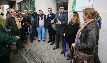 El administrador concursal Francisco Estepa (c) informa a los trabajadores de la compra de la empresa Pérez Giménez en el Juzgado.