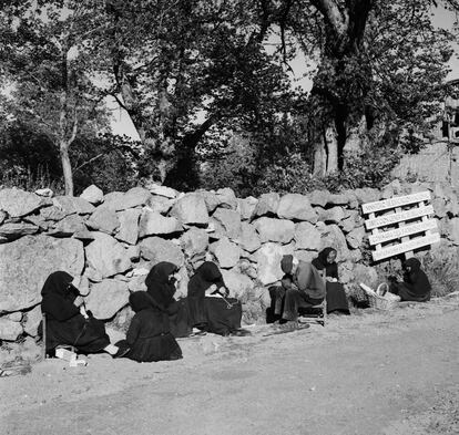 Las mujeres de luto eran una constante en aquellos pueblos, como se aprecia en esta instantánea en La Alberca (Salamanca), en 1974.