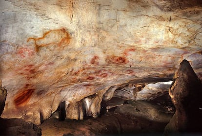 Panel de las manos, en la cueva de El Castillo (Cantabria). Una de las siluetas de una mano tiene más de 37.000 años. Son las pinturas rupestres más antiguas de Europa. Más información en <a href="https://cuevas.culturadecantabria.com/el-castillo/" target="_blank">cuevas.culturadecantabria.com</a>