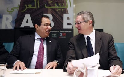 Alberto Ruiz-Gallardón with the secretary general of the King Abdullah bin Abdulaziz International Center for Dialogue, Faisal bin Abdul Rahman Al-Muammar, on Thursday.