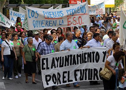 Padres de alumnos y vecinos de Llucena, durante la manifestación de ayer en Castellón.