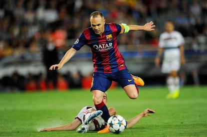 Iniesta sobrepasa a Lahm.