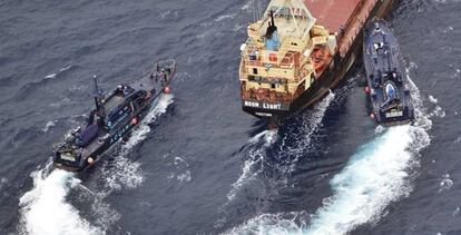 Intervención de un barco con droga durante una operación del Servicio de Vigilancia Aduanera.