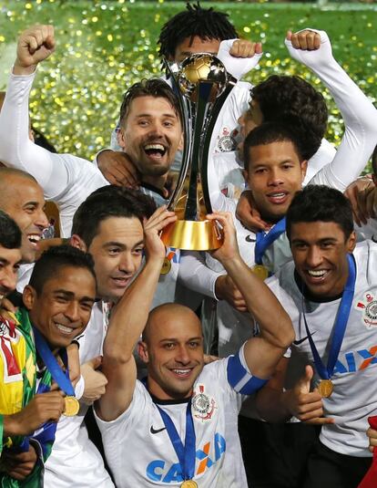 Los jugadores de Corinthians con el trofeo de campe&oacute;n.