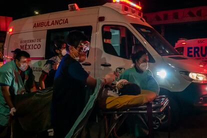 Bomberos y elementos de protección civil trabajan rescatando cuerpos del interior de los vagones del metro en Ciudad de México el día 04 de mayo de 2021.