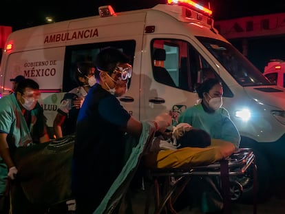 Bomberos y elementos de protección civil trabajan rescatando cuerpos del interior de los vagones del metro en Ciudad de México el día 04 de mayo de 2021.
