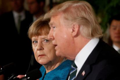 La canciller alemana, Angela Merkel, y el presidente estadounidense, Donald Trump, celebraron una conferencia de prensa conjunta en el Salón Este de la Casa Blanca en marzo. Jonathan Ernst: "La canciller Angela Merkel hizo una de las primeras visitas importantes de cualquier aliado de EE UU. Cuando los líderes mundiales dan conferencias de prensa conjuntas, no siempre tienden a prestar toda su atención, pero Merkel observó a Trump atentamente en varios momentos clave, y aquí parecía particularmente embelesada".