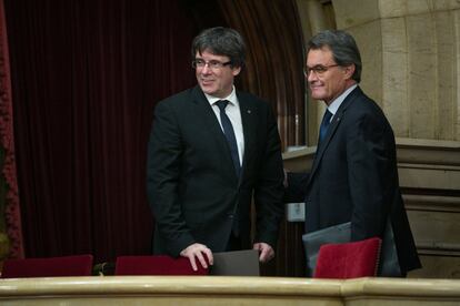 Carles Puigdemont xerra amb Artur Mas, al ple del Parlament en el qual es va proclamar la independència de Catalunya, el 27 d'octubre del 2017.