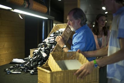 Ferran Amat, miembro de la tercera generación al frente de la institución, vacía una caja llena de cubiertos de plàstico sobre un mostrador.