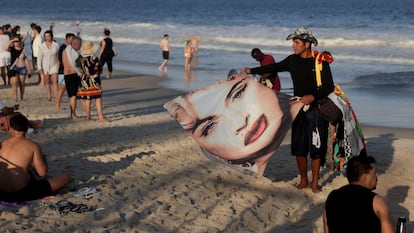 Un vendedor ofrece una toalla con el rostro de Madonna en Río de Janeiro, Brasil, el 3 de mayo 2024.