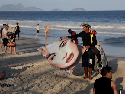 Un vendedor ofrece una toalla con el rostro de Madonna en Río de Janeiro, Brasil, el 3 de mayo 2024.
