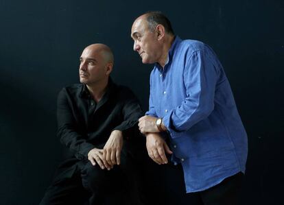 De izquierda a derecha, Eduardo Vasco y Arturo Querejeta, director y actor de 'La ruta de Don Quijote', en el Teatro de la Abadia.