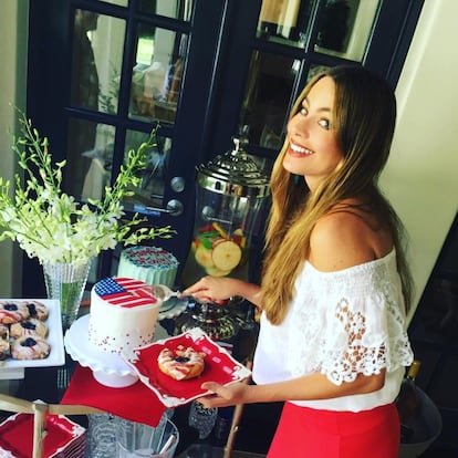 La tarta 'tuneada' de Sofia Vergara. La actriz colombiana compartió con sus seguidores de Instagram parte del menú de celebración de la fiesta del 4 de julio. Donde dos tardas, una con la bandera estadounidense y otra con el lema "feliz cuatro de julio", presidían la mesa de los dulces.