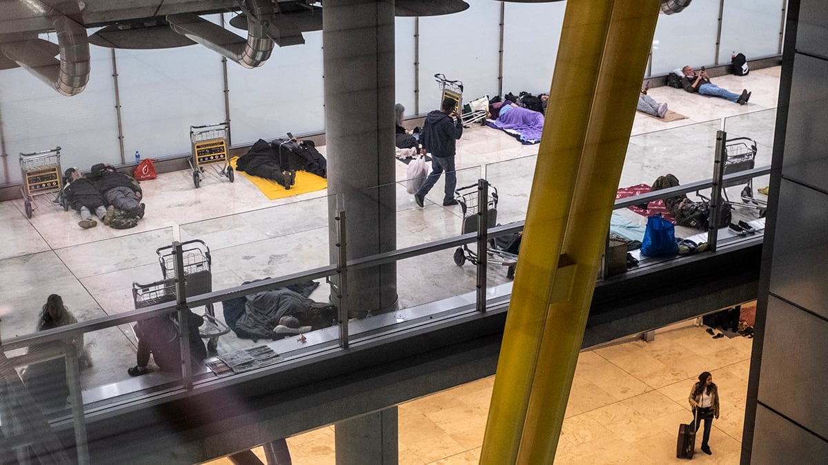 Personas sin hogar durmiendo en el aeropuerto de Barajas, el 12 de mayo. 
