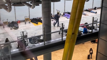 Personas sin hogar durmiendo en el aeropuerto de Barajas, el 12 de mayo. 
