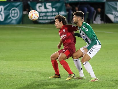 Carlos Álvarez, autor del primer gol del Sevilla, intenta controlar ante Caturla, jugador del Juventud de Torremolinos.