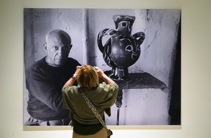 Una visitante en el Museo Picasso Málaga, que este 2023 celebra su 20º aniversario.