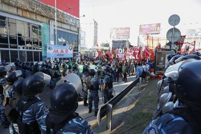 Miembros de la Policía Nacional Argentina intentan controlar una manifestación.