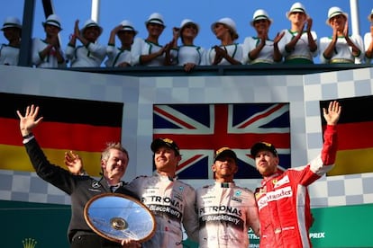 Hamilton, junto a Rosberg y Vettel en el podio.
