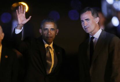 O presidente dos EUA, Barack Obama, é recebido pelo rei da Espanha, Felipe VI, ao chegar na noite deste sábado em Madri.