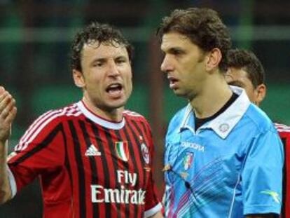 El jugador del Milán Mark Van Bommel discute con el árbitro durante el encuentro.