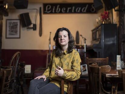 La cantautora segoviana, Esther Zecco, posa en el interior del café Libertad 8, en Madrid.