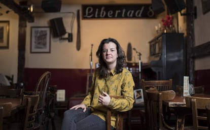 La cantautora segoviana, Esther Zecco, posa en el interior del café Libertad 8, en Madrid.