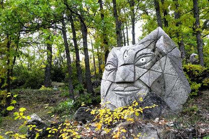 Una de las esculturas expuestas al aire libre en el museo Rocaviva, en Lleida.